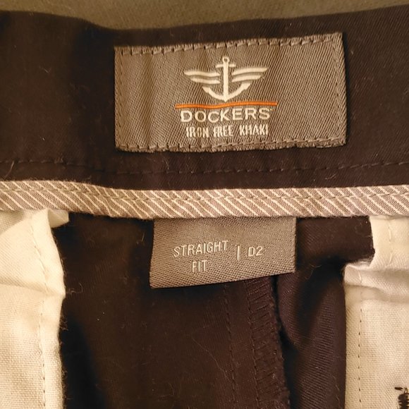 Dockers Men's Iron Free Khaki, Straight Fit, Black Pants - Size W32 L32 - Picture 4 of 8
